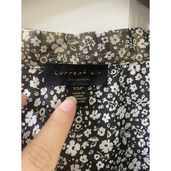 Current Air Anthropologie Shimmer Ditsy Floral Black Gold Short Sleeve Blouse - Picture 3 of 10